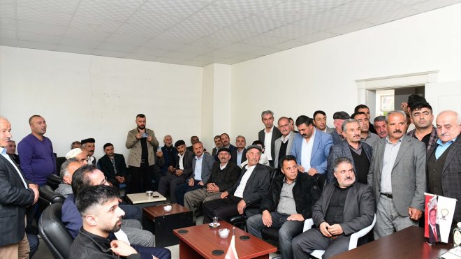 AK Parti Çatak İlçe Başkanlığında devir teslim töreni1