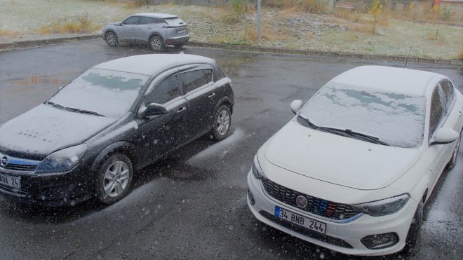 Ardahan kent merkezine mevsimin ilk karı yağdı