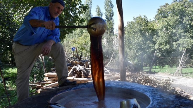 Asırlardır geleneksel yöntemlerle üzüm pekmezi yapıyorlar