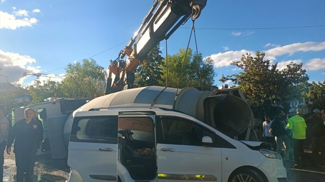 Bingöl'de beton mikserinin hafif ticari aracın üzerine devrildiği kazada 3 kişi yaralandı