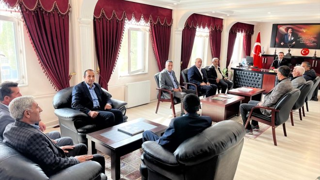 Çaldıran Kaymakamı Bakan, muhtarlarla bir araya geldi1