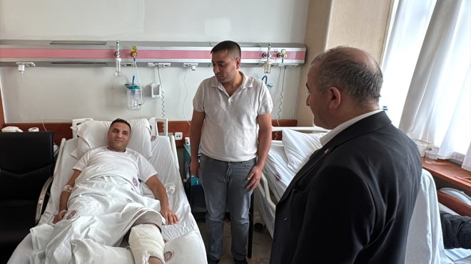 Elazığ Valisi Hatipoğlu, depremde yaralananları ziyaret etti:1