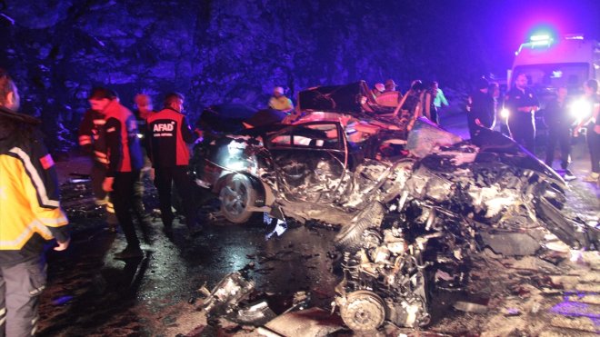 Erzincan'da otomobil ile tırın çarpıştığı kazada 3 kişi öldü