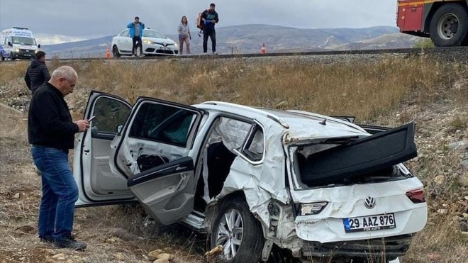 Erzincan'da şarampole devrilen otomobilin sürücüsü öldü