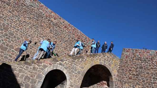 Erzurum'da din görevlileri ecdadın vatan savunması yaptığı tarihi tabyayı temizledi