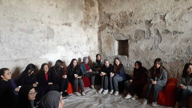 Erzurum'da lise öğrencileri tabyada tarih dersini işledi