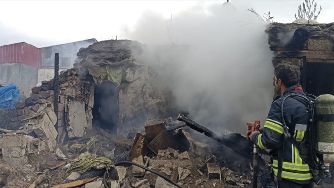Erzurum'da müstakil evde çıkan yangında bir kişi hayatını kaybetti