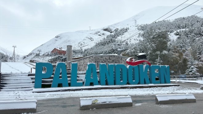 Erzurum şehir merkezine mevsimin ilk karı yağdı1