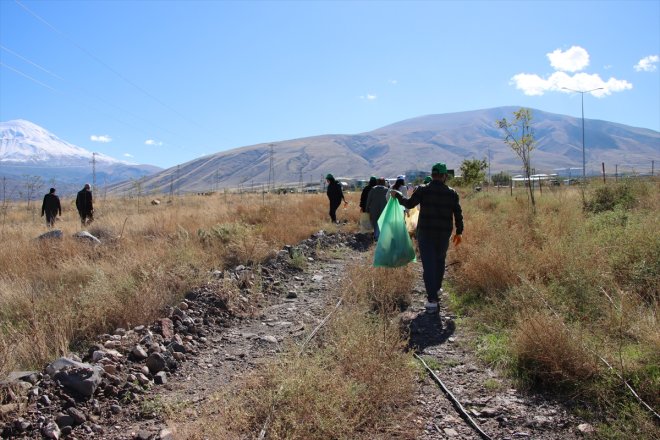 eteklerindeki ve yaptı Ağrı çocuklar, temizlik Gençler ormanda Dağı 1