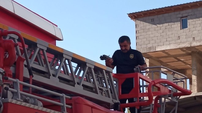 Hakkari'de çatıda kanadı sıkışan güvercin kurtarıldı