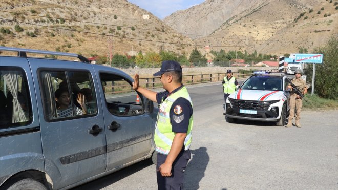 Hakkari'de jandarma ekipleri trafik denetimi yaptı