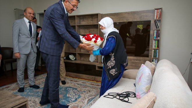 Hakkari Valisi Çelik, 104 yaşındaki Zekiye Temel