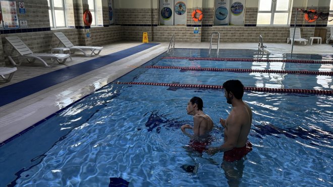 Havuz terapisiyle 22 yıl sonra ilk adımlarını attı