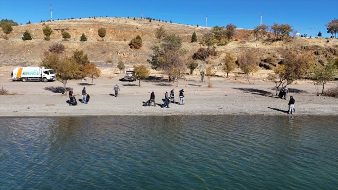 Hazar Gölü çevresinde temizlik çalışması yapıldı