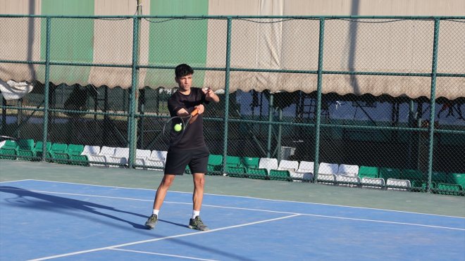 Iğdır'ın genç tenisçileri artık Türkiye'nin en iyi liginde raket sallayacak