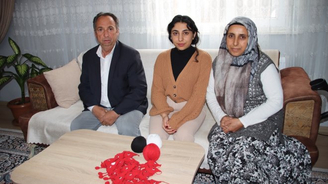 Iğdırlı Goncagül ördüğü "kan damlacıkları" ile Kızılay'a destek oluyor