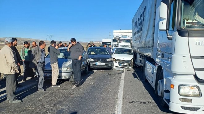 Kars'ta 6 aracın karıştığı zincirleme trafik kazasında biri ağır 2 kişi yaralandı
