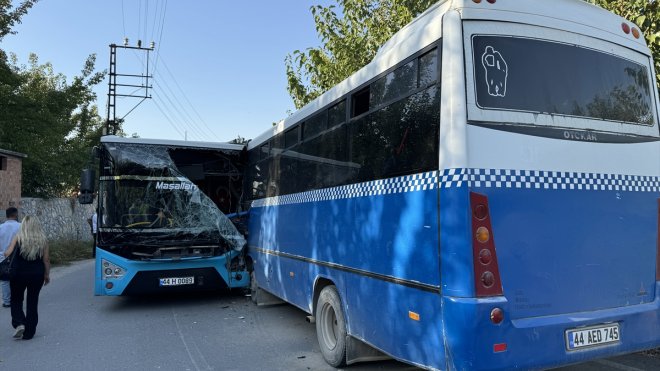 Malatya'da belediye otobüsü ile midibüsün çarpışması sonucu 17 kişi yaralandı