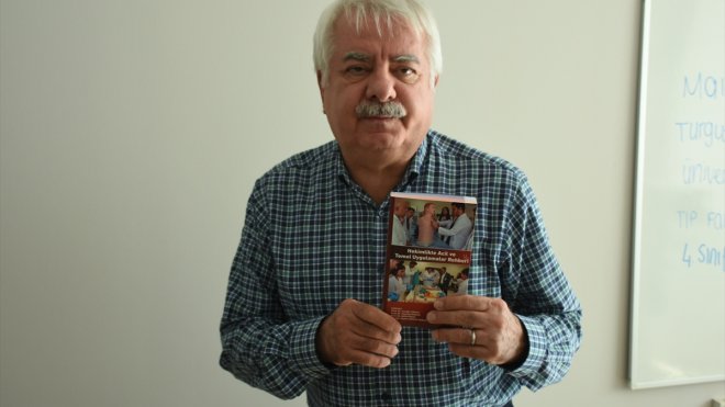 Malatya'da emekli akademisyenden tıp fakültesi öğrencilerine kitap bağışı