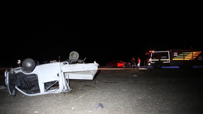 Muş'ta otomobilin kamyonete çarpması sonucu 5 kişi yaralandı