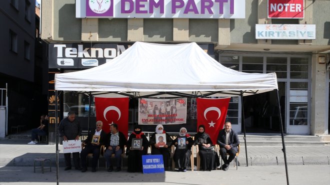 Muşlu ailelerin DEM Parti binası önündeki evlat nöbeti devam ediyor1