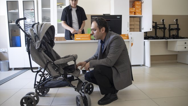 Öğrencilerin bebek arabalarının güvenliği için geliştirdiği "akıllı çözüm" ödül getirdi