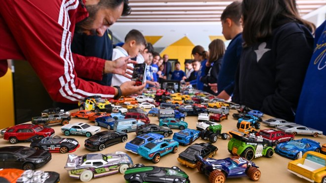 Oyuncak araba tutkunu çocuk, arabalarını evindeki "müze" gibi alanda sergiliyor