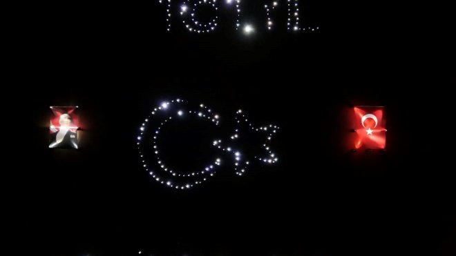 Polis adayları Cumhuriyet'in 101. yılını ışıklı koreografi gösterisiyle kutladı