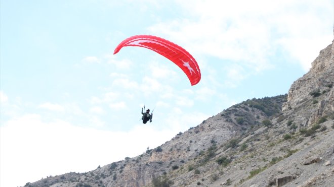 Şampiyon yamaç paraşütçü, hazırlıklarını Uzundere