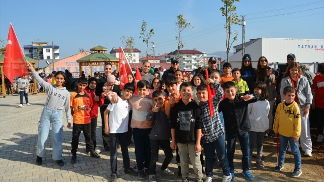 Tatvan'da öğrenciler fidan dikti