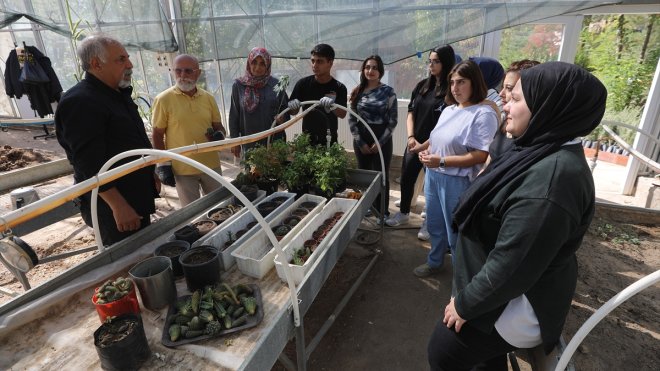 Torunlarıyla akran gençlerle sıra arkadaşı oldular1