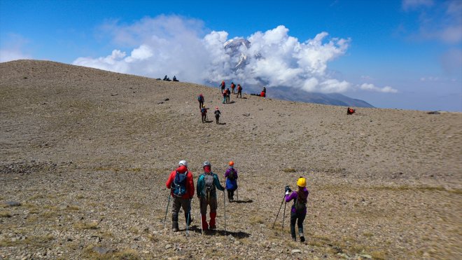 Turizme açılan Küçük Ağrı Dağı dağcıları ağırlıyor