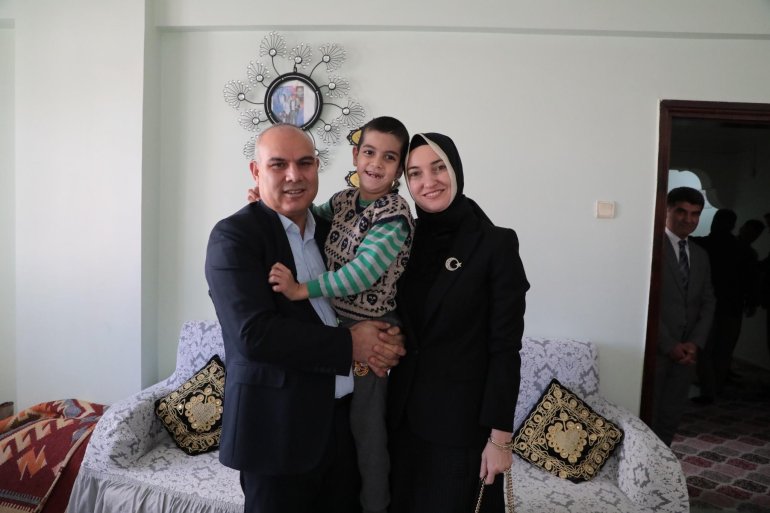 Vali Koç ve eşinden serebral palsi hastasına ziyaret2