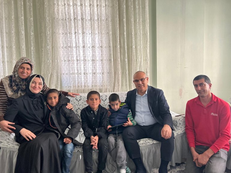 Vali Koç ve eşinden serebral palsi hastasına ziyaret4