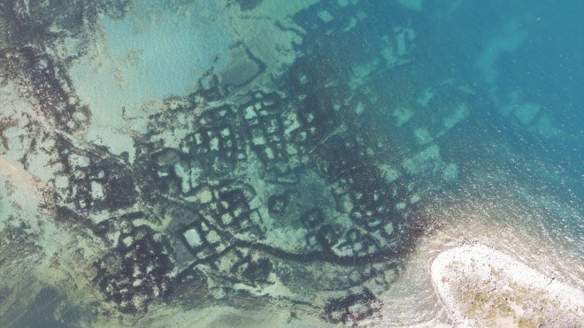 Van Gölü'nün çekilmesiyle görünür hale gelen yapı kalıntılarında belgeleme çalışması yapıldı