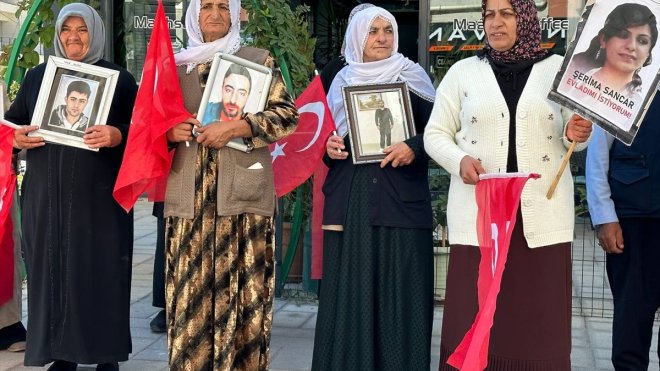 Vanlı aileler DEM Parti binası önündeki "evlat nöbeti"ni sürdürdü