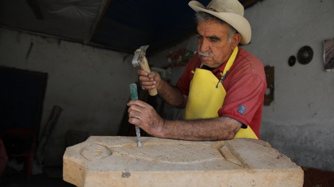 Yaptığı tarihi eserlerin minyatürleriyle bahçesini "müzeye" dönüştürdü