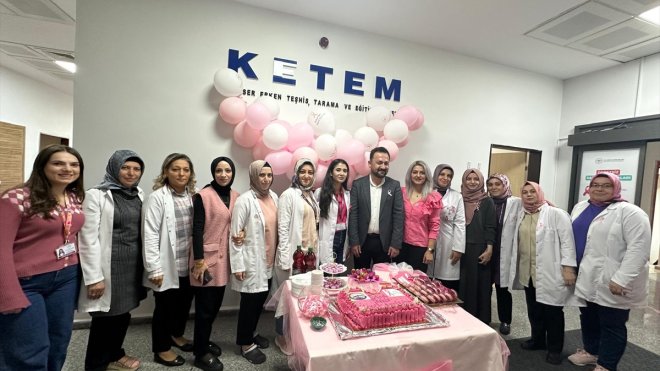 Yaşlı ve engelli kadınlar pembe balonlar ve pastayla meme kanserine dikkati çekti