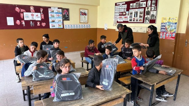 Yüksekova'da köy çocuklarına okul çantası dağıtıldı