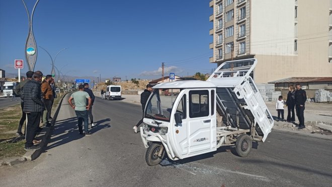 Yüksekova'da otomobille çarpışan 3 tekerlekli motosikletin sürücüsü yaralandı