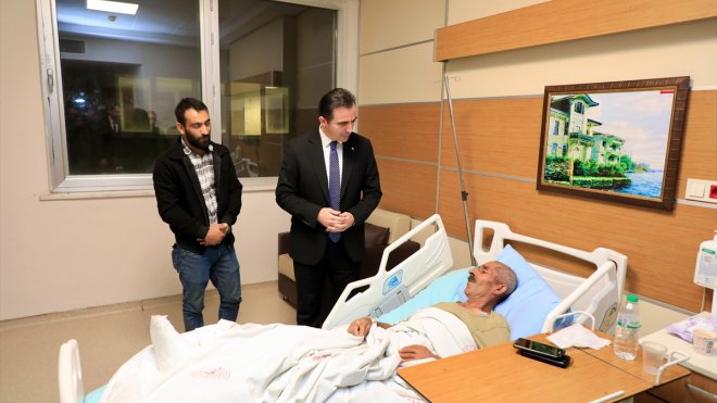 Bitlis Valisi Karakaya, trafik kazasında yaralanan sağlık personelini ziyaret etti