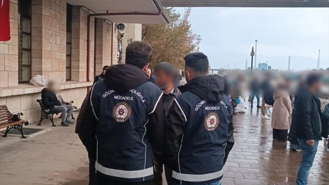 Erzincan'da polis ekipleri düzensiz göçle mücadele çalışmalarını sürdürüyor