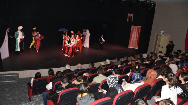 Erzurum'da devlet korumasındaki çocuklar "Şinasi'nin Şair Evlenmesi" oyununu sahneledi
