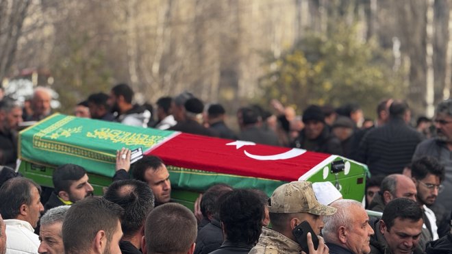 Erzurum'daki trafik kazasında ölen 3 kişi toprağa verildi