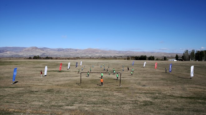"Gazozuna maç" organizasyonlarıyla çocukları spora yönlendiriyorlar
