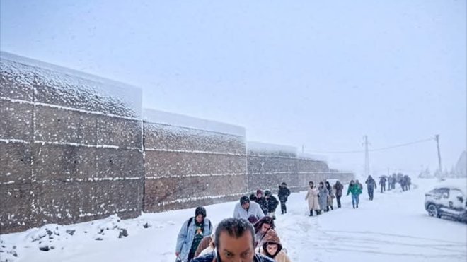 Malatya-Sivas kara yolunda kar yağışı nedeniyle ulaşım kontrollü sağlanıyor1
