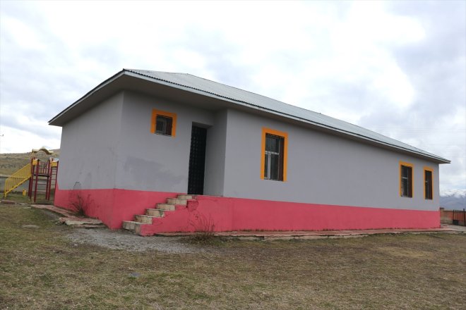 Mersinli öğretmen çift boyatıp güzelleştirdikleri köy okulunda öğrencileri eğitiyor