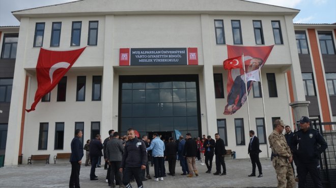 Muş'ta hayırsever iş insanının yaptırdığı meslek yüksekokulu binası açıldı