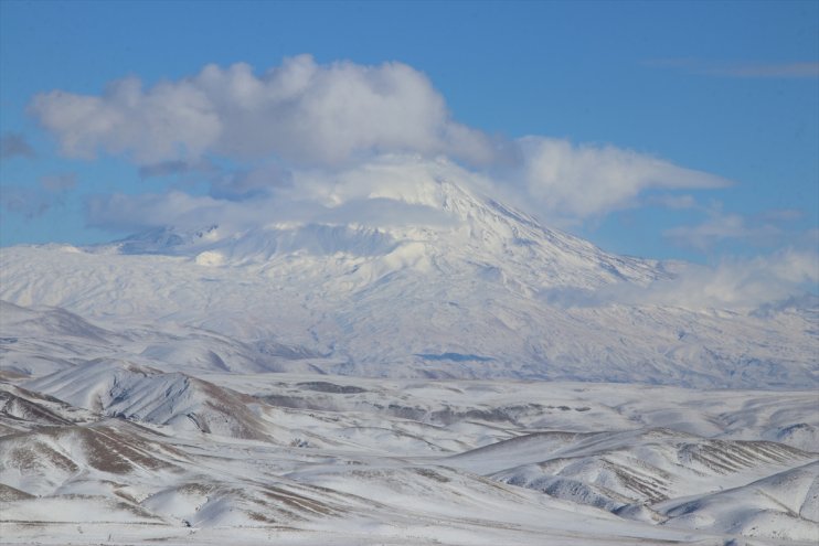 Ağrı Dağı yeniden beyaza büründü