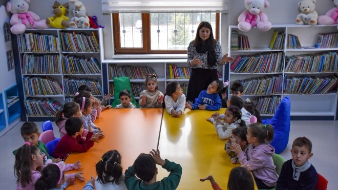 Annelerin masal okuduğu kütüphaneye çocuklar müdavim oldu1